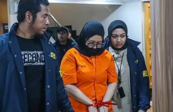 Terbongkar! Pemilik WO Ayu Puspita Jadi Tersangka, Ratusan Korban Rugi Rp11,5 Miliar Kepolisian Daerah Metro Jaya menetapkan Ayu Puspita, pemilik Wedding Organizer (WO) By Ayu Puspita, sebagai tersangka dalam kasus dugaan penipuan dan penggelapan dana jasa pernikahan.