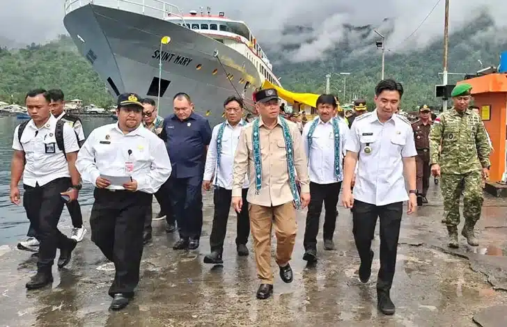 Menteri Perhubungan Republik Indonesia, Dudy Purwagandhy, melakukan kunjungan kerja ke Provinsi Sulawesi Utara, Selasa (17/12/2025), dengan agenda utama penyerahan bantuan life jacket kepada nelayan dan masyarakat pesisir di Pelabuhan Manado.
