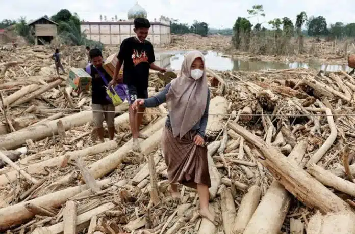 Badan Nasional Penanggulangan Bencana (BNPB) merilis data terbaru terkait dampak bencana banjir dan longsor yang melanda tiga provinsi di Pulau Sumatera pada Kamis (18/12/2025).