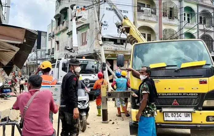 Pengamanan dilakukan guna memastikan pekerjaan teknis dari tim PLN berjalan aman, mengingat kondisi lapangan masih dipenuhi genangan air dan berpotensi menimbulkan berbagai gangguan. (Foto: Istimewa)