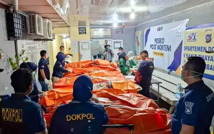 Duka Menggunung: Posko DVI Terima 15 Jenazah Korban Banjir Bandang Sumbar Posko Disaster Victim Identification (DVI) di Kabupaten Agam kembali menerima tambahan jenazah korban bencana banjir bandang dan longsor yang melanda wilayah Sumatera Barat.