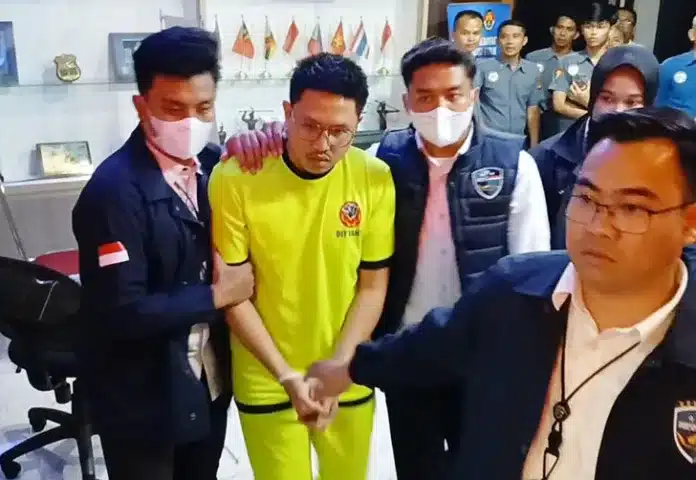 Polda Jabar Tetapkan Streamer Resbob Tersangka Kasus Ujaran Kebencian terhadap Suku Sunda Kasus ujaran kebencian yang berujung pada penghinaan terhadap Suku Sunda oleh seorang streamer bernama Resbob kini resmi memasuki babak baru.