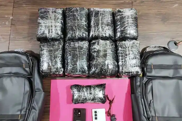 Kepolisian Daerah (Polda) Riau melalui Direktorat Reserse Narkoba kembali menegaskan komitmennya dalam memerangi peredaran narkotika. Kali ini, aparat berhasil membongkar jaringan peredaran ekstasi lintas provinsi dengan menangkap empat orang pelaku yang diduga kuat berperan sebagai kurir dan pengendali distribusi barang haram tersebut.