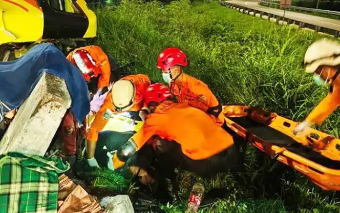 Kecelakaan lalu lintas maut kembali terjadi di ruas jalan tol. Sebuah bus penumpang PO Cahaya Trans mengalami kecelakaan tunggal di Simpang Susun Exit Tol Krapyak, Kota Semarang, Jawa Tengah, pada Senin (22/12/2025) dini hari.