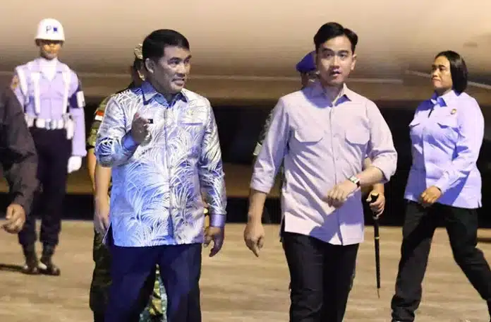Wakil Presiden Gibran Rakabuming Raka tiba di VIP Room Pemerintah Provinsi Sulawesi Utara dan disambut secara resmi oleh jajaran Pemerintah Provinsi Sulut, unsur Forum Koordinasi Pimpinan Daerah (Forkopimda), serta pejabat terkait.