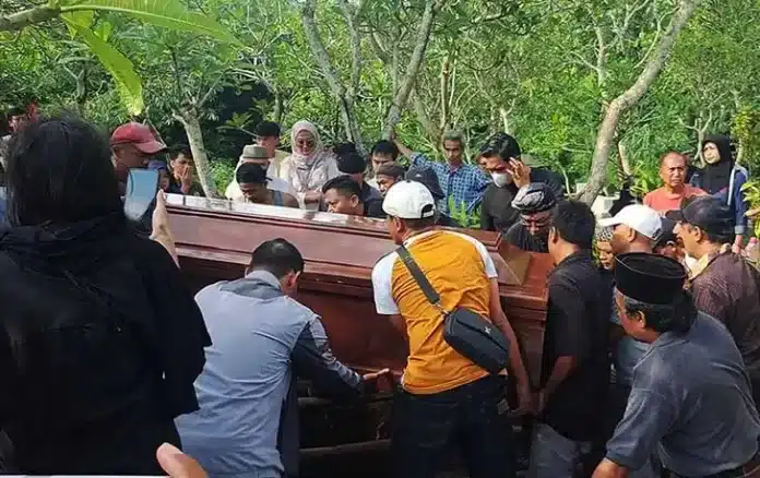 Akhir Tragis: Hilang 20 Hari, Pengacara Aris Munadi Ditemukan Terkubur di Hutan Cilacap Kasat Reskrim Polresta Cilacap, Kompol Guntar Arif Setyoko, menyampaikan bahwa jenazah Aris Munadi ditemukan pada dini hari dalam keadaan tertimbun tanah sedalam sekitar satu meter.