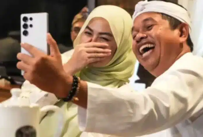 Dedi Mulyadi ‘Jatuh Hati’ pada Parlemen Malaysia, Apa Pesan Politiknya? Gubernur Jawa Barat, Dedi Mulyadi, menerima kunjungan anggota Parlemen Malaysia, Young Syefura Othman atau yang akrab disapa Rara, pada Rabu (10/12/2025) di Lembur Pakuan, Kabupaten Subang, Jawa Barat.