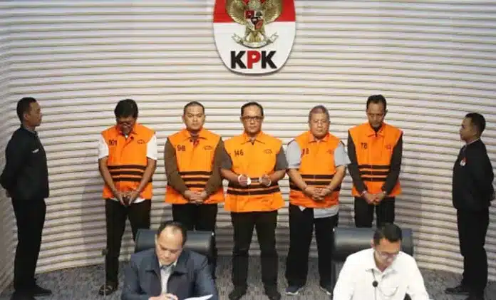Ardito Wijaya Terjerat OTT: KPK Sebut Ada Fee Proyek Rp 5,25 M dan Uang Alkes Rp 500 Juta Komisi Pemberantasan Korupsi (KPK) mengungkap sejumlah barang bukti yang disita saat operasi tangkap tangan (OTT) terhadap Bupati Lampung Tengah, Ardito Wijaya.