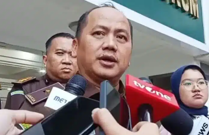 Skandal Jaksa HSU: Kejagung Nonaktifkan Kajari dan Dua Pejabat, Serahkan Kasus ke KPK Kejaksaan Agung Republik Indonesia (Kejagung) resmi mencopot Kepala Kejaksaan Negeri (Kajari) Hulu Sungai Utara (HSU) Albertinus P. Napitupulu (APN) beserta dua pejabat lainnya, yakni Kasi Intel Kejari HSU Asis Budianto (ASB) dan Kasi Perdata dan Tata Usaha Negara (Datun) Taruna Fariadi (TAR).