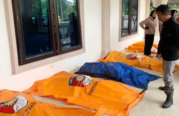 Agam Berduka: 24 Jenazah Disalatkan di Masjid Raya dan Dikebumikan Bersama Sebanyak 17 jenazah korban banjir bandang di Kabupaten Agam, Sumatera Barat, akan dimakamkan secara massal bersama 7 jenazah lain di Tempat Pemakaman Umum (TPU) Bungus, Kota Padang, pada Rabu (10/12) siang.