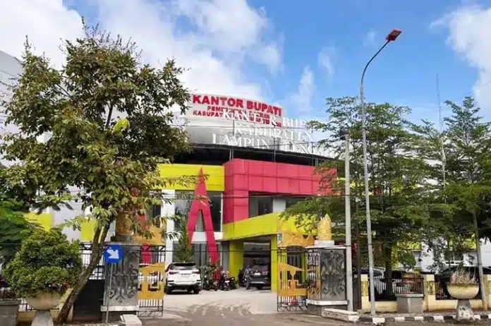 Komisi Pemberantasan Korupsi (KPK) menggeledah tiga lokasi strategis di Kabupaten Lampung Tengah, Selasa (16/12/2025), dalam penanganan kasus dugaan korupsi Pengadaan Barang dan Jasa (PBJ) serta gratifikasi di lingkungan pemerintah daerah.