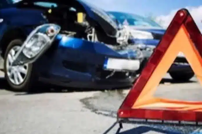 Kecelakaan Fatal di Jaktim: Pengemudi Mobil Pingsan Saat Mengemudi, Tewaskan Pemotor Kecelakaan lalu lintas maut terjadi di Rawamangun, Pulogadung, Jakarta Timur, pada Kamis (4/12/2025). Insiden yang melibatkan sebuah mobil dan sepeda motor itu menewaskan kedua pengendaranya di lokasi kejadian. (Ilustrasi kecelakaan, freepik)