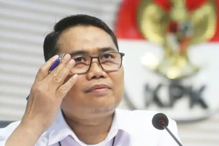 KPK Berhasil Ungkap Kondisi Petugas Usai Ditabrak Kasi Datun Kejari HSU Saat OTT Bahwa benar yang bersangkutan melakukan perlawanan dan melarikan diri. Berdasarkan laporan petugas kami di lapangan, tersangka menabrak petugas saat hendak diamankan,”kata Asep dalam jumpa pers di Gedung Merah Putih KPK, Jakarta Selatan, Sabtu (20/12/2025).