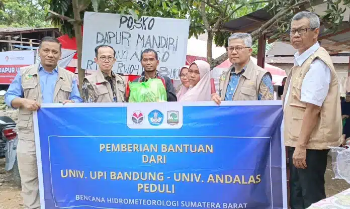 Rektor Universitas Andalas (Unand), Dr. Efa Yonnedi, SE, MPPM, Akt, CA, CRGP, menunjukkan komitmen nyata dunia pendidikan tinggi dalam merespons bencana banjir bandang yang melanda Kelurahan Lambung Bukit, Kecamatan Pauh, Kota Padang, dengan menyerahkan bantuan secara simbolis kepada warga terdampak.