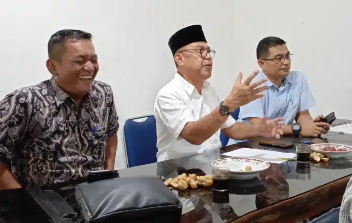 Komite Olahraga Nasional Indonesia (KONI) Kota Padang menggelar rapat persiapan pelantikan pengurus masa bakti 2025-2029 di Kantor KONI Kota Padang, Rabu (15/1/2025). Rapat tersebut dipimpin Ketua Harian KONI Kota Padang, Syamsu Rizal, yang mewakili Ketua KONI Kota Padang Erianto.