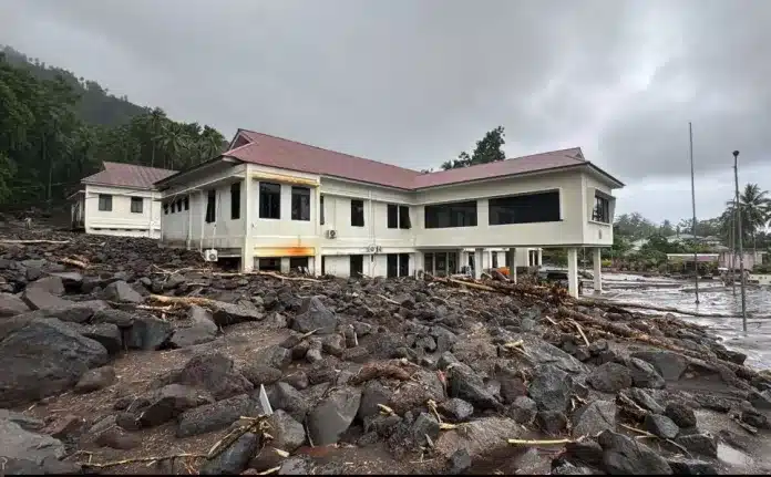 Markas Kepolisian Resor (Polres) Kabupaten Kepulauan Siau Tagulandang Biaro (Sitaro), Provinsi Sulawesi Utara, terdampak banjir dan longsor pada Senin dini hari (5/1/2026) sekitar pukul 04.00 WITA, saat sebagian besar warga masih terlelap tidur.
