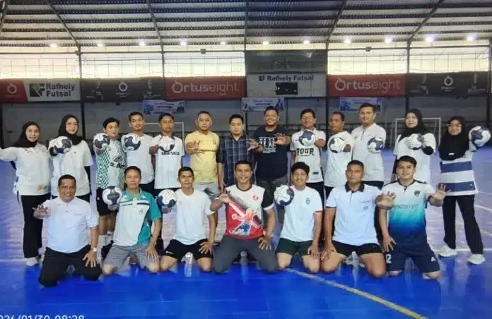 Asosiasi Bola Tangan Indonesia (ABTI) Kota Padang kembali menunjukkan keseriusannya dalam mengembangkan cabang olahraga bola tangan. Hal itu ditandai dengan digelarnya Penataran Pelatih Lisensi D yang diikuti sebanyak 20 peserta, bertempat di Lapangan Futsal Rafely dan Pasir Jambak, Kota Padang, Rabu (28/1/2026).