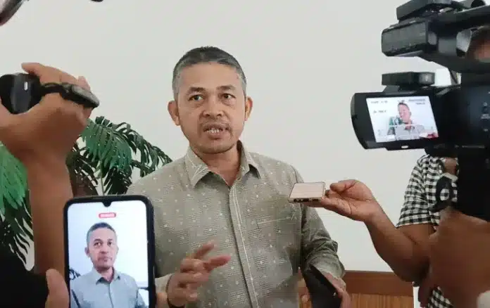 Sekretaris Komisi IV DPRD Kota Padang Erianto menyoroti temuan Badan Pemeriksa Keuangan (BPK) terkait pemberian insentif kepada Ketua RT dan RW yang menjabat melebihi batas masa jabatan yang diatur dalam regulasi.