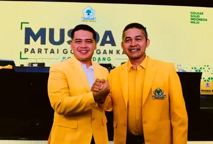 Erianto Apresiasi Musda XI Golkar Padang, M. Iqra Chissa Putra Kembali Pimpin DPD Secara Aklamasi Sebelah kiri, M. Iqra Chissa Putra kembali terpilih secara aklamasi sebagai Ketua DPD Partai Golkar Kota Padang masa bakti 2026–2030. Sebelah kanan, Sekretaris Komisi IV DPRD Kota Padang dari Fraksi Partai Golkar, Erianto.
