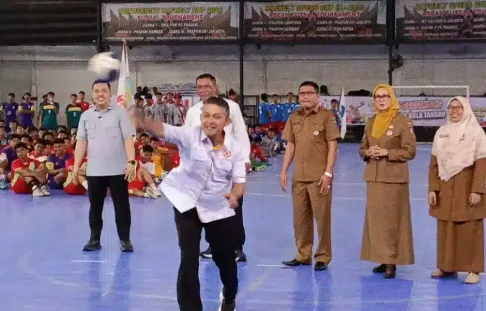 Pemerintah Kota Padang menegaskan komitmennya dalam mendukung pembinaan dan prestasi olahraga daerah melalui penyelenggaraan Turnamen Bola Tangan Antar Kecamatan se-Kota Padang tingkat SMA Tahun 2026 yang digelar di Hall Balai Baru, Kecamatan Kuranji, Senin (9/2/2026).