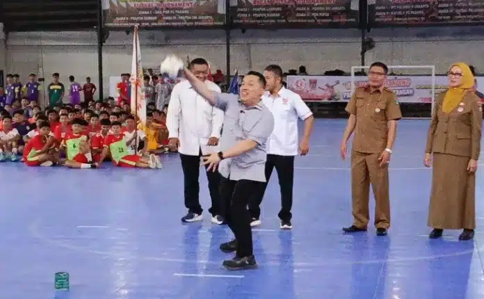 Ketua Umum ABTI Kota Padang, Manufer Putra Firdaus, S.IP, menjelaskan bahwa pelaksanaan turnamen ini merupakan bentuk pemanfaatan Dana Pokok Pikiran (Pokir) yang diarahkan untuk mendukung visi dan misi Pemerintah Kota Padang, khususnya dalam mewujudkan slogan “Padang Juara” di bidang olahraga.