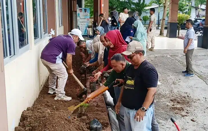 Pemerintah Kota Padang bergerak cepat. Wali Kota Padang menginstruksikan seluruh Organisasi Perangkat Daerah (OPD), camat, lurah, hingga jajaran Aparatur Sipil Negara (ASN) untuk melaksanakan gotong royong rutin sebelum jam kerja.