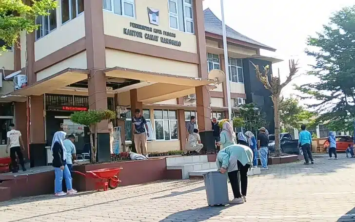 Menindaklanjuti arahan Wali Kota kepada seluruh camat di Kota Padang, Camat Nanggalo Amrizal Rengganis didampingi Sekretaris Camat Nanggalo Mimin Halida, S.Sos, bersama para lurah, menyatakan komitmennya untuk menjalankan kebijakan tersebut secara optimal di tingkat kecamatan.