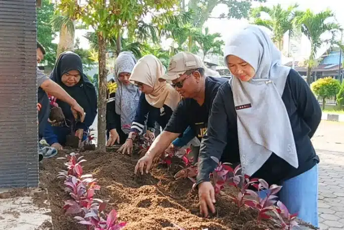 Menindaklanjuti arahan Wali Kota kepada seluruh camat di Kota Padang, Camat Nanggalo Amrizal Rengganis didampingi Sekretaris Camat Nanggalo Mimin Halida, S.Sos, bersama para lurah, menyatakan komitmennya untuk menjalankan kebijakan tersebut secara optimal di tingkat kecamatan.