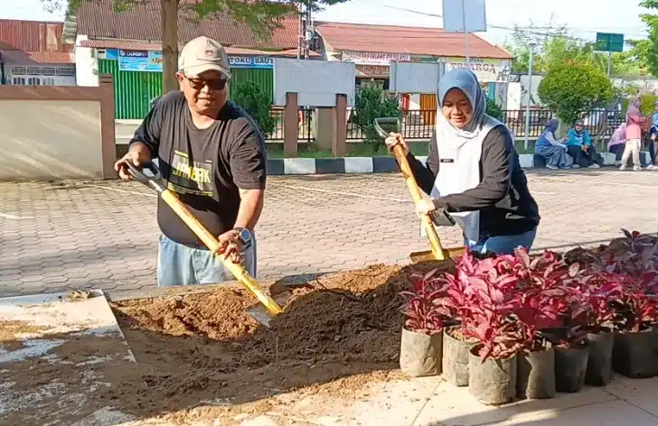 Menindaklanjuti arahan Wali Kota kepada seluruh camat di Kota Padang, Camat Nanggalo Amrizal Rengganis didampingi Sekretaris Camat Nanggalo Mimin Halida, S.Sos, bersama para lurah, menyatakan komitmennya untuk menjalankan kebijakan tersebut secara optimal di tingkat kecamatan.