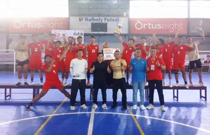 SMAN 7 Padang yang mewakili Kecamatan Koto Tangah berhasil meraih gelar juara pada Kejuaraan Bola Tangan antar SMA/sederajat se-Kota Padang. Kepastian itu diperoleh setelah SMAN 7 menaklukkan SMAN 4 Sumbar yang mewakili Kecamatan Kuranji pada partai final yang digelar di Lapangan Rafely Futsal, Kamis (12/2/2026).