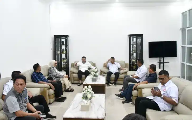 Fadly Amran Dukung Penuh, Erianto Pimpin KONI Kota Padang Menuju Target Juara Umum Porprov Sumbar XVI 2 Dalam kesempatan tersebut, Erianto didampingi Sekretaris KONI Kota Padang Tri Putra Junaidi Nast, Bandara Zulhardi Z. Latief, Ketua Harian Syamsul Rizal, serta jajaran pengurus lainnya.