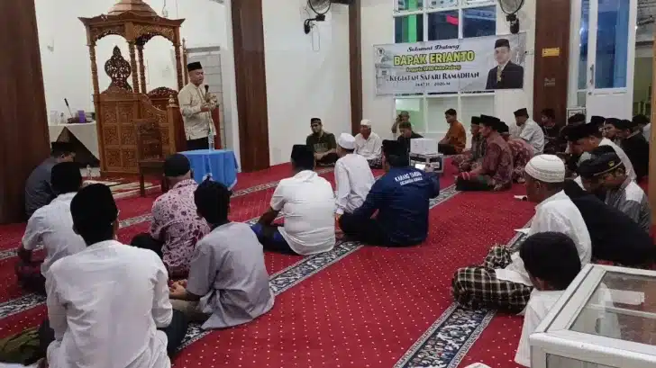 Anggota DPRD Kota Padang, Erianto, melaksanakan kegiatan Safari Ramadhan 1447 Hijriah/2026 Masehi di Masjid Abrar, Kelurahan Kalumbuk, Kecamatan Kuranji, Kota Padang, Minggu (1/3/2026) malam.