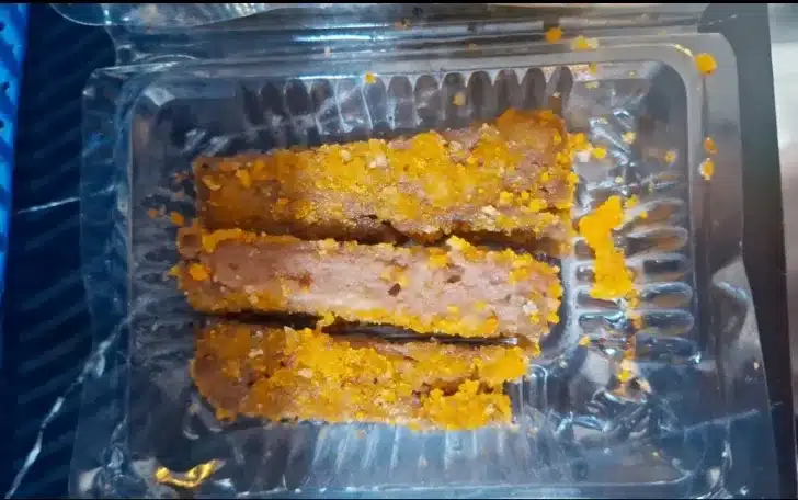 MBG di SD Madinatushalam Tuai Sorotan, Wali Murid Pertanyakan Kualitas Makanan Siswa 1 Riry mengungkapkan bahwa nugget yang diterima anak-anak tampak berminyak dengan warna yang kurang menarik