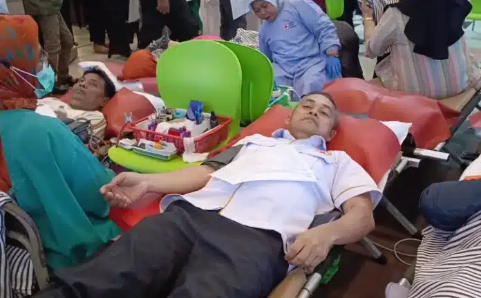 Ketua Komite Olahraga Nasional Indonesia (KONI) Kota Padang, Erianto, turut berpartisipasi dalam kegiatan donor darah yang digelar Palang Merah Indonesia (PMI) Kota Padang bekerja sama dengan SJS Plaza Padang, Sabtu (14/3/2026).