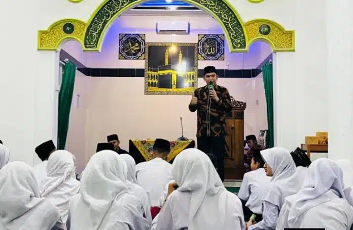 Camat Lubuk Begalung, Nofiandi Amir, SH, MH secara resmi menutup kegiatan Pesantren Ramadhan yang diselenggarakan di Masjid Nurul Ihsan, Kelurahan Korong Gadang, Kecamatan Kuranji, Kota Padang, Minggu (15/3/2026).