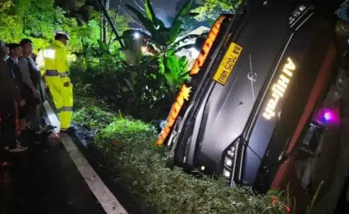 Bus Penumpang Masuk Jurang di Lahat Foto: Bus Masuk Jurang di Lahat (dok istimewa) (Foto: detikNews.com)