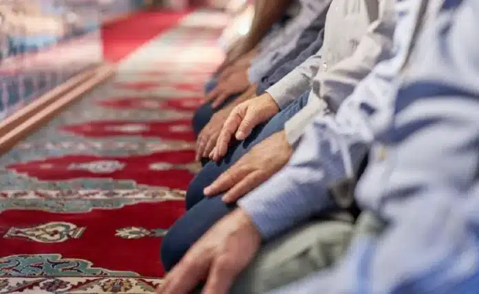 Jemaah melaksanakan salat, (Foto: Ilustrasi)