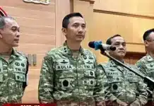 Empat Prajurit TNI Jadi Tersangka Kasus Air Keras terhadap Aktivis KontraS Tentara Nasional Indonesia (TNI) menetapkan empat prajurit sebagai tersangka dalam kasus penyiraman air keras terhadap seorang aktivis. Keempat tersangka kini menjalani penahanan di fasilitas militer dengan pengamanan maksimum.