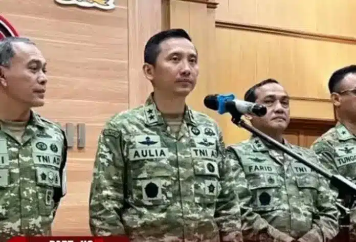 Tentara Nasional Indonesia (TNI) menetapkan empat prajurit sebagai tersangka dalam kasus penyiraman air keras terhadap seorang aktivis. Keempat tersangka kini menjalani penahanan di fasilitas militer dengan pengamanan maksimum.