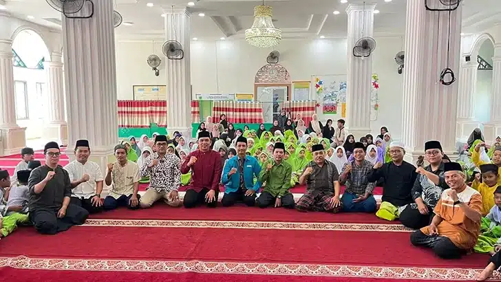 Camat Lubuk Begalung, Nofiandi Amir, bersama Kepala Kantor Urusan Agama (KUA) Lubuk Begalung, Jasrizal, S.Hi, menghadiri kegiatan Didikan Subuh Gabungan BKS TPQ/TQA se-Kelurahan Batuang Taba Nan XX pada Minggu (12/4/2026) di Masjid Nurul Iman Buah Patai. Kegiatan ini menjadi momentum penguatan program Smart Surau dalam membina generasi muda yang religius dan berkarakter sejak dini.