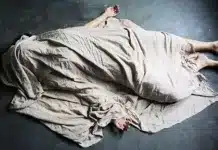 Warga Pauh Digegerkan Penemuan Mahasiswa Meninggal di Dalam Kamar Kos Seorang pria berinisial NFA (23), mahasiswa salah satu perguruan tinggi di Padang, ditemukan meninggal dunia di kamar kosnya yang berlokasi di kawasan Jawa Gadut, RT 004 RW 002, Kelurahan Limau Manis, Kecamatan Pauh, Sabtu (11/4/2026) sekitar pukul 09.30 WIB. (Ilustrasi jenazah, elementsenvato/RawPixels_1)