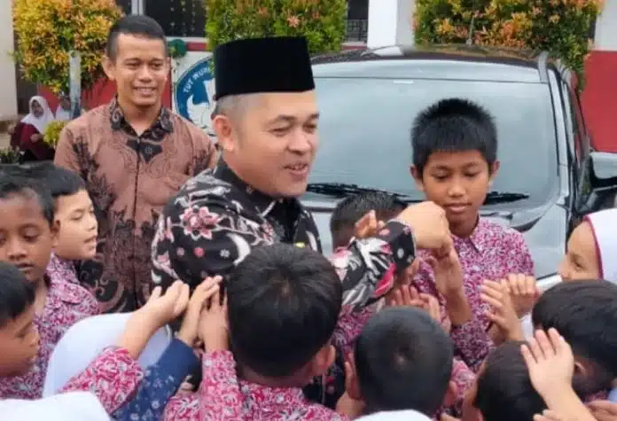 Sekretaris Komisi IV DPRD Kota Padang, Erianto dari Fraksi Golkar mengajak seluruh pihak untuk bersama-sama memajukan SDN 33 Kalumbuk agar mampu meraih prestasi dan menjadi contoh bagi sekolah lain di Kota Padang.