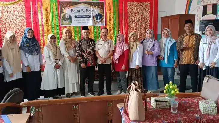 Halal Bihalal SDN 33 Kalumbuk: Erianto Dorong Sekolah Tanpa LKS Mulai 2026 4 Halal Bihalal SDN 33 Kalumbuk (Foto Bersama)