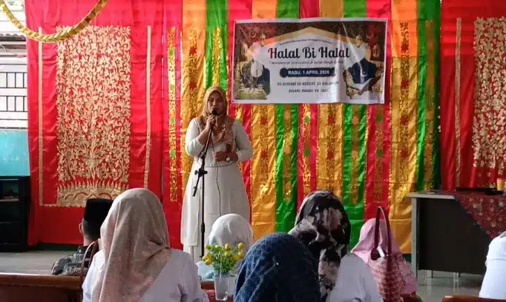 Halal Bihalal SDN 33 Kalumbuk: Erianto Dorong Sekolah Tanpa LKS Mulai 2026 1 Kepala Sekolah SDN 33 Kalumbuk, Rika Yohana, M.Pd, menggelar kegiatan Halal Bihalal bersama majelis guru, wali murid, serta tokoh masyarakat di lingkungan sekolah yang berlokasi di Kecamatan Kuranji, Kota Padang, pada Rabu (1/4/2026).