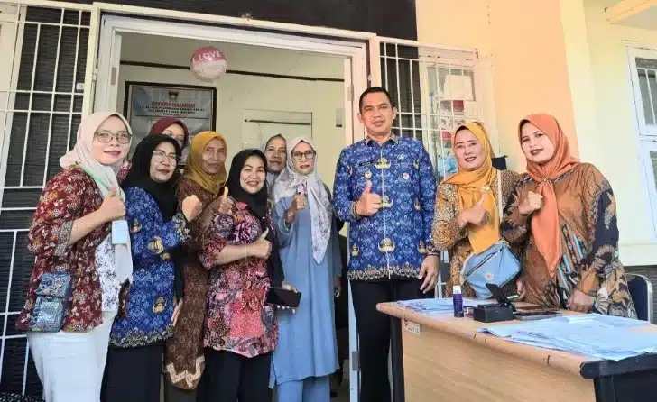 Camat Lubuk Begalung, Nofiandi Amir, bersama jajaran pemerintah kecamatan melakukan monitoring langsung penyaluran Bantuan Pangan (BAPANG) di Kelurahan Pagambiran Nan XX, Jumat (17/4/2026).