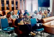 Duka Pers Nasional, PWI–IKWI Sumbar Ikuti Takziah Zulmansyah Sekedang Ikatan Keluarga Wartawan Indonesia (IKWI) bersama Persatuan Wartawan Indonesia (PWI) Sumatera Barat mengikuti kegiatan takziah dan doa bersama secara daring untuk memperingati tujuh hari wafatnya Sekretaris Jenderal Persatuan Wartawan Indonesia (PWI) Pusat, Zulmansyah Sekedang, Jumat (24/4/2026) pukul 14.00 WIB.
