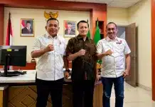 Oknum Jaksa Diduga Ancam Tembak Warga, BPI KPNPA RI Minta Investigasi Menyeluruh Ketua Umum BPI KPNPA RI, Rahmad Sukendar, langsung melakukan koordinasi dengan Jaksa Agung Muda Pengawasan (Jamwas). Pertemuan tersebut dilakukan untuk menyampaikan secara langsung dugaan pelanggaran yang dilaporkan oleh masyarakat.