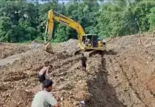 Tambang Emas Ilegal Menggila di Sijunjung, 70 Ekskavator Terpantau Aktif Foto ini memperlihatkan alat berat jenis ekskavator yang tengah beroperasi di wilayah Kecamatan Koto VII, Kabupaten Sijunjung. Aktivitas tersebut diduga terkait pertambangan emas tanpa izin (PETI) yang kini menjadi sorotan publik.