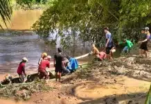 9 Penambang Emas Ilegal Tewas Tertimbun Longsor di Sijunjung Warga bersama tim gabungan melakukan evakuasi terhadap korban longsor tambang emas tanpa izin (PETI) di Kampung Sintuk, Nagari Guguak, Kecamatan Koto VII, Kabupaten Sijunjung, Kamis (14/5/2026). Dalam peristiwa tragis tersebut, sembilan penambang dilaporkan meninggal dunia setelah tertimbun material longsor saat melakukan aktivitas dompeng di lokasi tambang ilegal. Diduga, longsor dipicu kondisi cuaca ekstrem dan tingginya debit air di kawasan pertemuan tiga aliran sungai yang berada di sekitar area tambang.