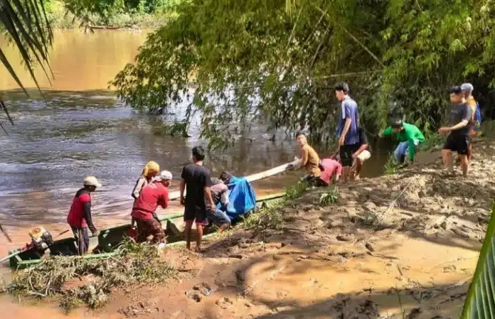 9 Penambang Emas Ilegal Tewas Tertimbun Longsor di Sijunjung Warga bersama tim gabungan melakukan evakuasi terhadap korban longsor tambang emas tanpa izin (PETI) di Kampung Sintuk, Nagari Guguak, Kecamatan Koto VII, Kabupaten Sijunjung, Kamis (14/5/2026). Dalam peristiwa tragis tersebut, sembilan penambang dilaporkan meninggal dunia setelah tertimbun material longsor saat melakukan aktivitas dompeng di lokasi tambang ilegal. Diduga, longsor dipicu kondisi cuaca ekstrem dan tingginya debit air di kawasan pertemuan tiga aliran sungai yang berada di sekitar area tambang.